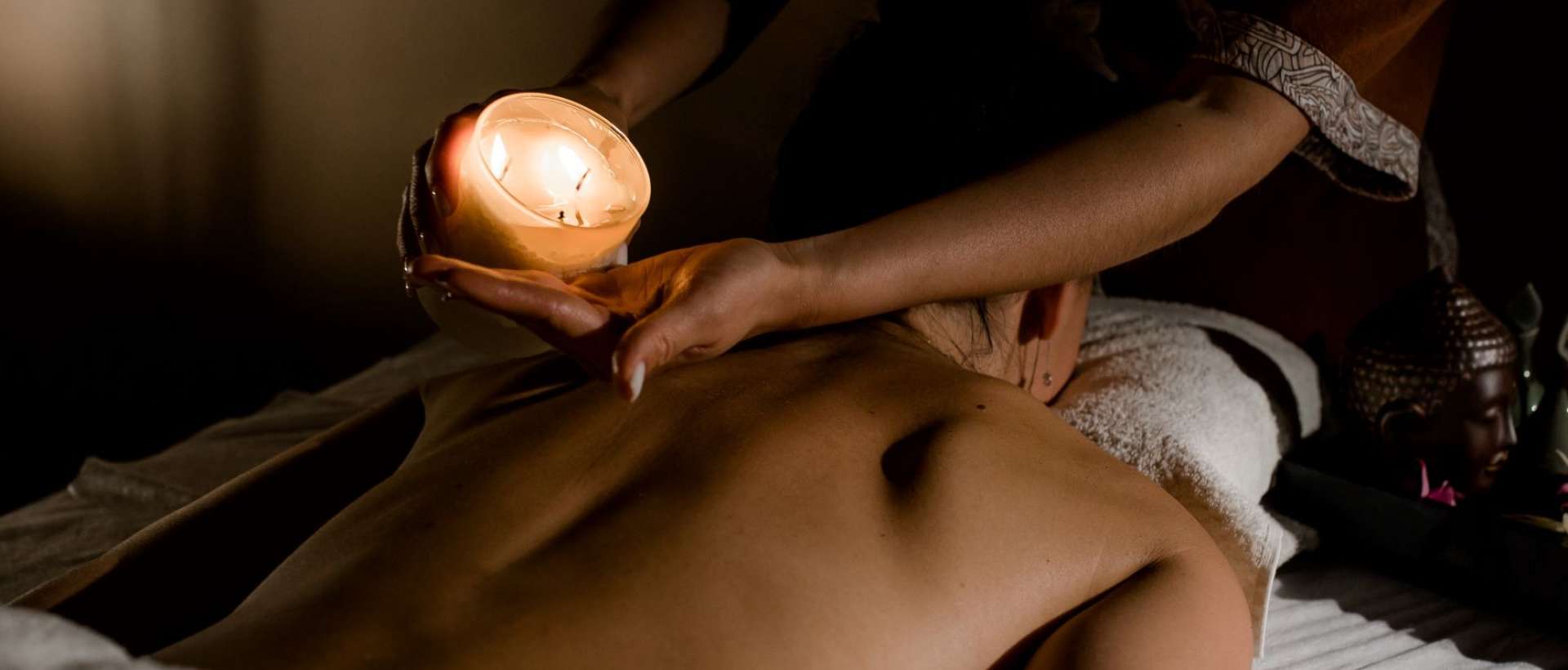 Массаж горячей свечой